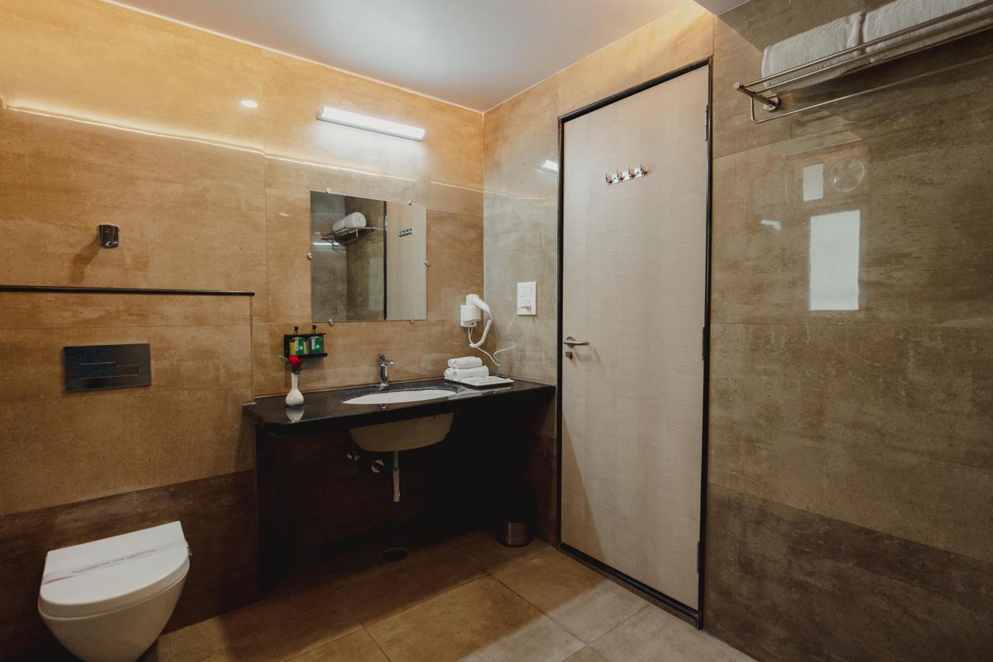 Hotel Bigwig Jabalpur Esterno foto