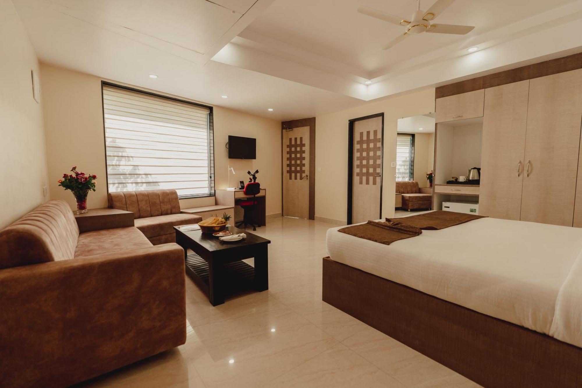 Hotel Bigwig Jabalpur Esterno foto