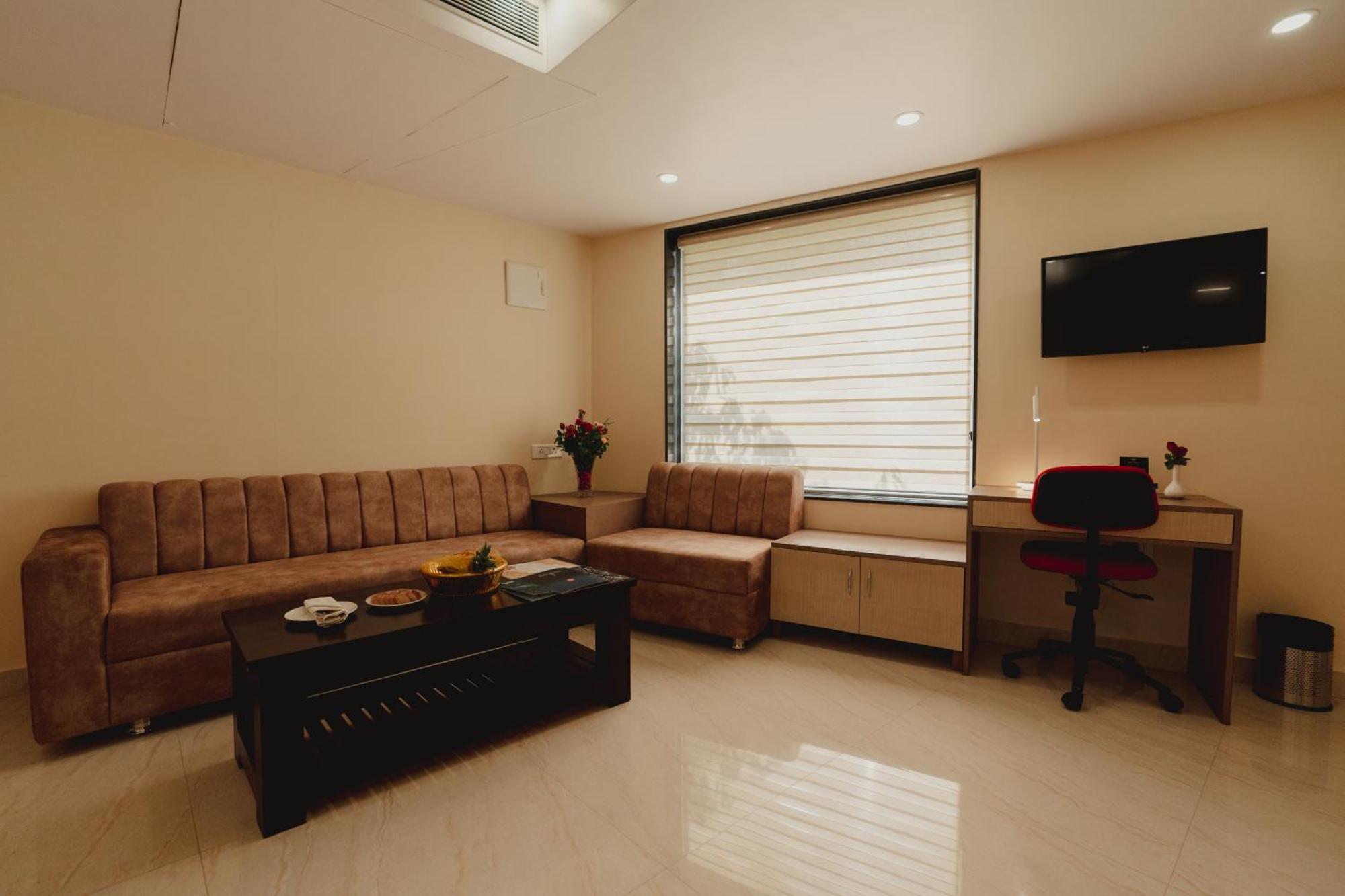 Hotel Bigwig Jabalpur Esterno foto